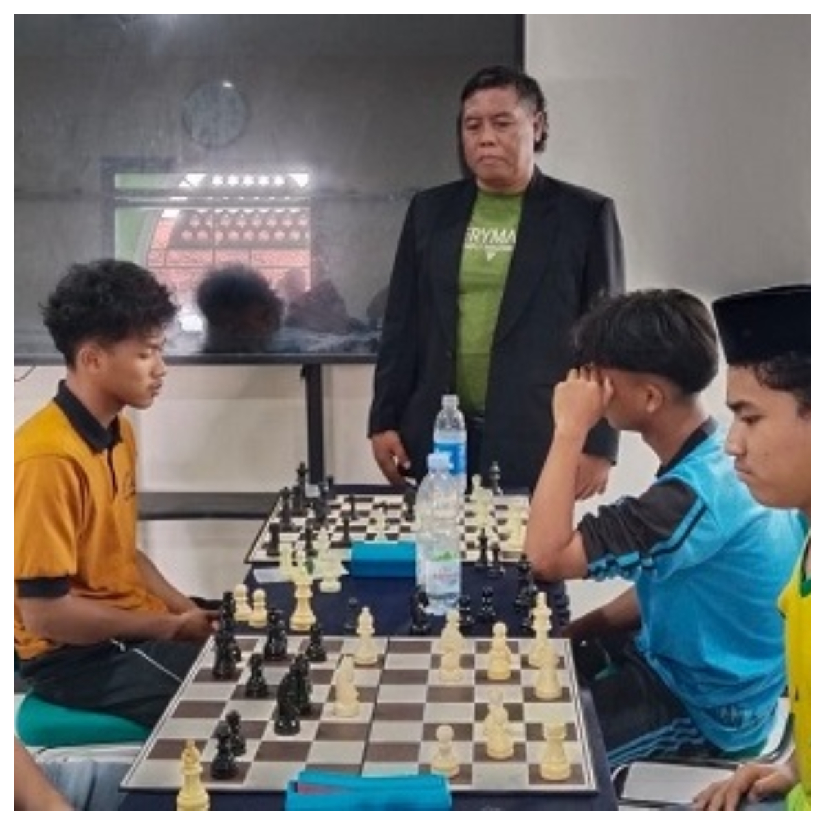 TEGAS: Wahyudi Sulistya WNP saat memimpin pertandingan catur di MAN 2 Jombang, Selasa (4/2).