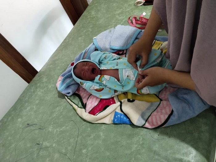 Selasa (4/2) pagi, seorang bayi laki-laki yang baru lahir, dibuang diduga oleh orang tuanya di pinggir jalan Dusun Gondang, Desa Carangwulung, Kecamatan Wonosalam