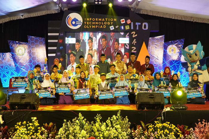 KOMPAK: Kepala SMK Telekomunikasi Darul Ulum Jombang, Nur Laila SPd, jajaran MPPDU Rejoso bersama para juara (1/2).