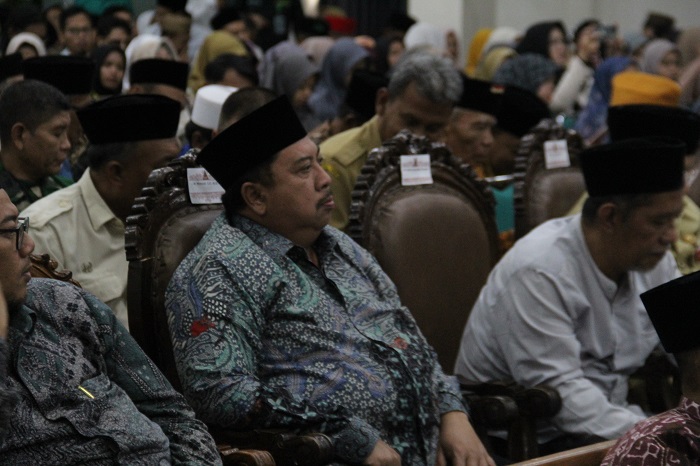 ANTUSIAS: Bupati Jombang terpilih Warsubi antusias mendengarkan diskusi bedah buku biografi KH M Yusuf Hasyim di aula 3 Ponpes Tebuireng kemarin (3/2).