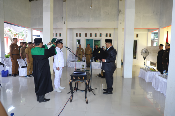 SUKSES: Pj Bupati Jombang, Dr Drs Teguh Narutomo MM, melantik Shollahuddin sebagai Kepala Desa Antar Waktu (KDAW) Desa Karobelah, Kecamatan Mojoagung, Senin (3/2) siang.