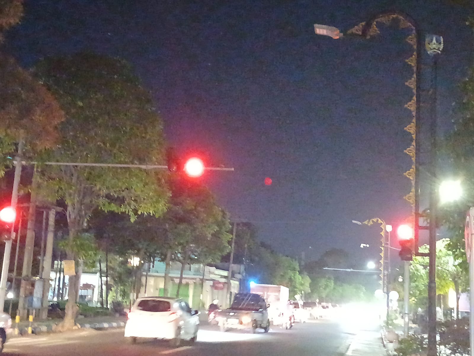 GELAP: Sejumlah PJU Jalan KH Wahid Hasyim, Jombang mati.