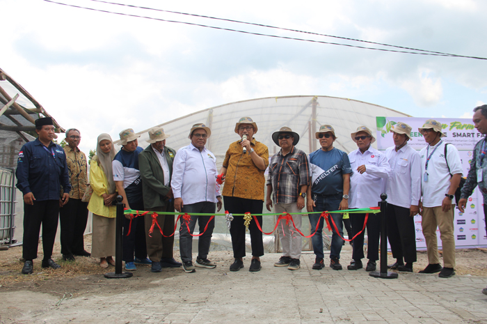 DIRESMIKAN: Kepala SMK Budi Utomo Gadingmangu, Parwata, mendampingi Ketua Umum DPP LDII Ir KH Chriswanto Santoso MSc meresmikan smart farming kemarin.