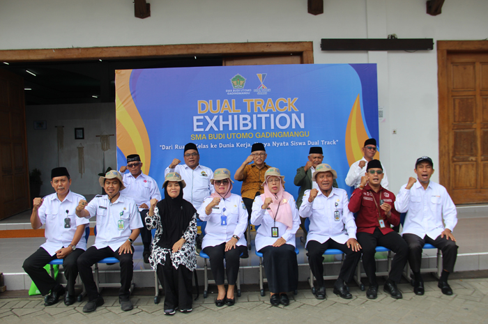 KOMPAK: Kepala SMA Budi Utomo Gadingmangu, Heboh Handono Pribadi Luhur MPd, bersama tamu undangan.