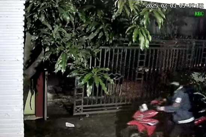 TEREKAM CCTV: Aksi pencurian kendaraan bermotor di Dusun Rejosari, Desa Gondek, Kecamatan Mojowarno, Jombang.