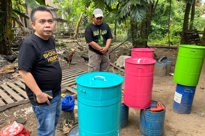 TELADAN: Wakil Ketua DPRD Jombang, HM Syarif Hidayatullah ST MMT (Gus Sentot), saat mengunjungi UMKM produsen tempat sampah dari tong besi di Desa Dukuhdimoro, Mojoagung, Jombang, Rabu (5/2).