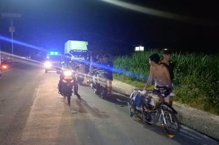 Aksi balap liar kawanan pemotor di Ring Road (jalang lingkar) Mojoagung dibubarkan polisi, Kamis (6/1) dini hari.