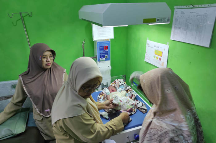 Pemeriksaan, bayi berjenis kelamin laki-laki yang ditemukan warga di pinggir jalan di Dusun Gondang, Desa Carangwulung, Kecamatan Wonosalam, Jombang, Selasa (4/2).