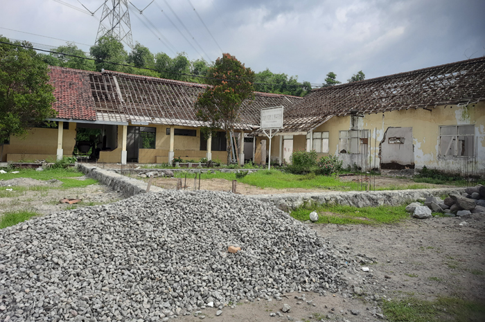TERANCAM DIGUSUR: Ruang kelas SMP PGRI 2 Ngoro, Jombang dijebol pemerintah desa untuk pembangunan gedung olahraga, Kamis (6/2)