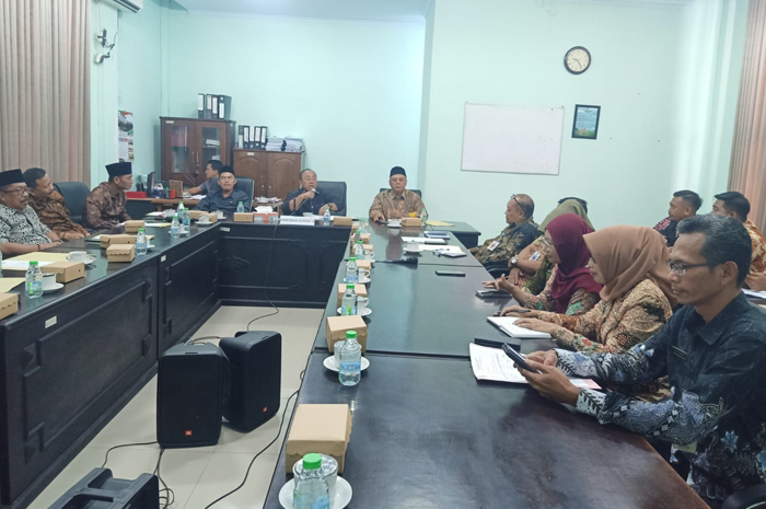Belasan guru honorer mendatangi kantor DPRD Jombang, Kamis (6/2).