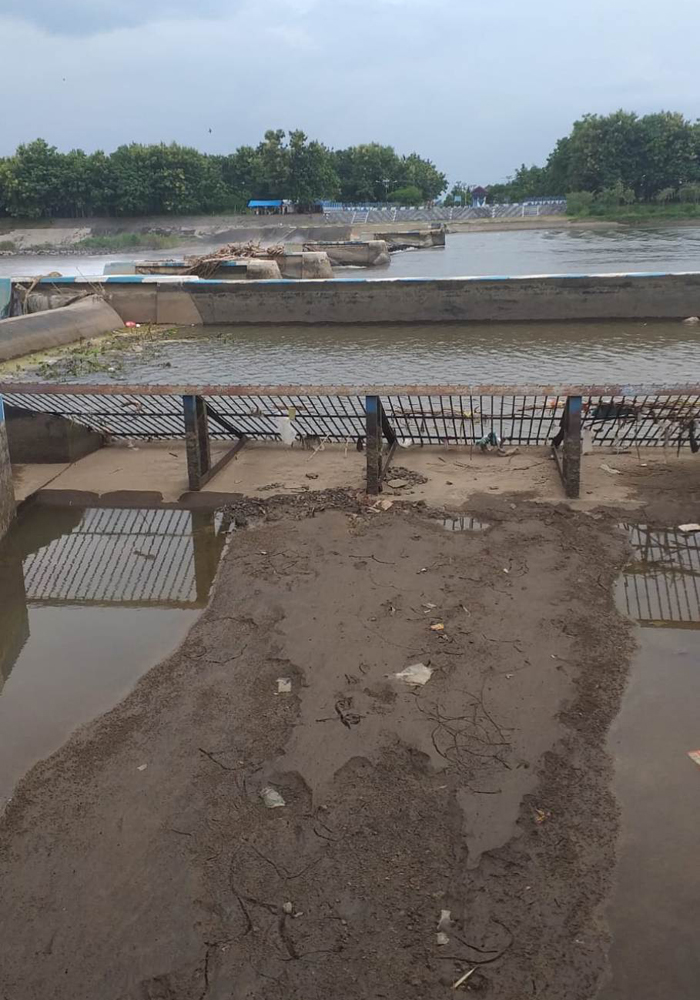 BOCOR: Kondisi intake Daerah Irigasi Jatimlerek tak dialiri air akibat pintu 6 Dam Karet Jatimlerek, Jombang bocor.