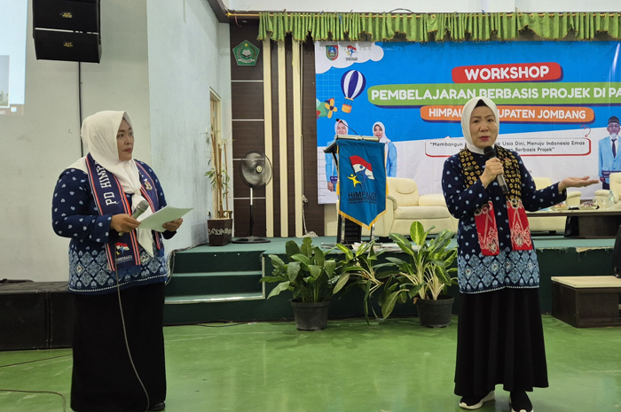 GAMBLANG: Ketua PP Himpaudi, Dr Betty Nuraini, saat memberikan materi pada workshop di MAN 4 Jombang, Rabu (5/2).