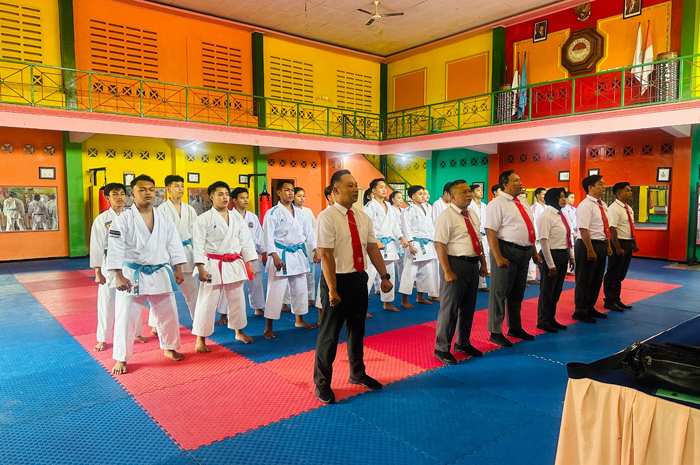 SIAP TANDING: Para karateka yang mengikuti seleksi Porprov Jatim di Dojo Mahameru Jombang (6/2).