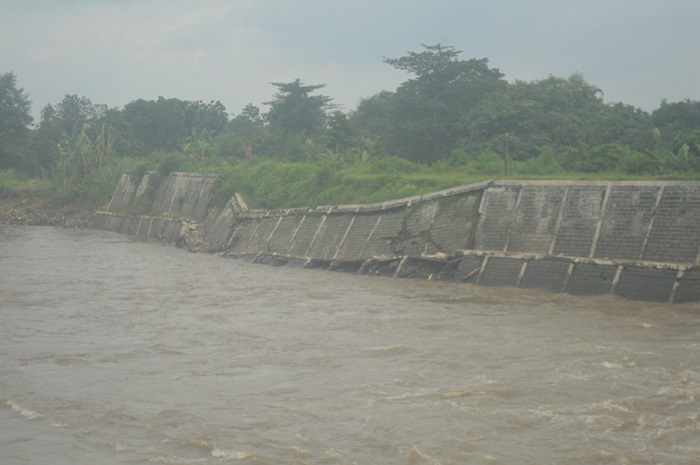 RUSAK: Kondisi talud Sungai Ngotok Ring Kanal di Desa Budugsidorejo, Kecamatan Sumobito, Jombang, yang ambrol (31/1).