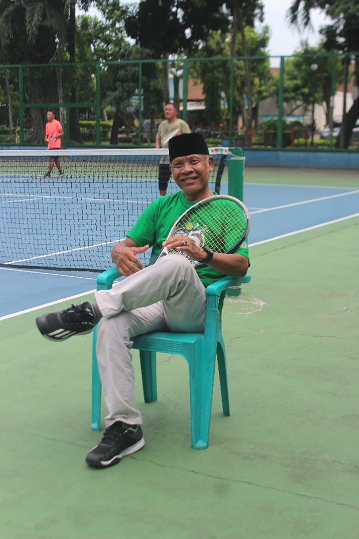 OLAHRAGAWAN: Drs Sukristiono Siwi Subekti MSi persiapan latihan tenis di lapangan tenis Kebon Rojo Jombang.