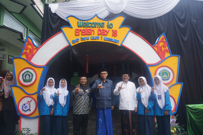 APRESIASI: Kepala SMP DU 1 Unggulan Peterongan Jombang Mashudi SS SPd mendampingi Drs KH M. Za