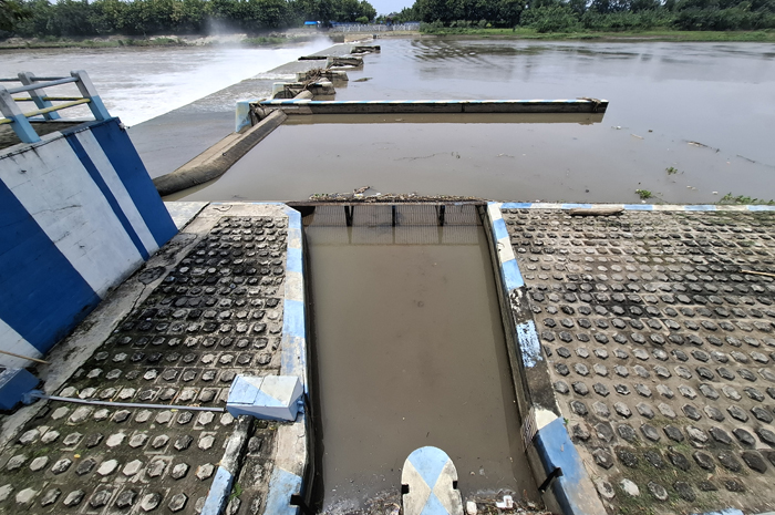 TAK MENGALIR: Air Sungai Brantas tak lagi mengalir normal ke intake Daerah Irigasi Jatimlerek.