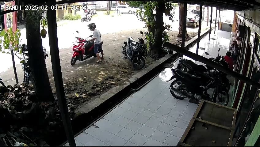 TEREKAM CCTV: Aksi pencurian sepeda motor di di Dusun Ngrawan, Desa Pesantren, Kecamatan Tembelang, Jombang, Minggu (9/2).