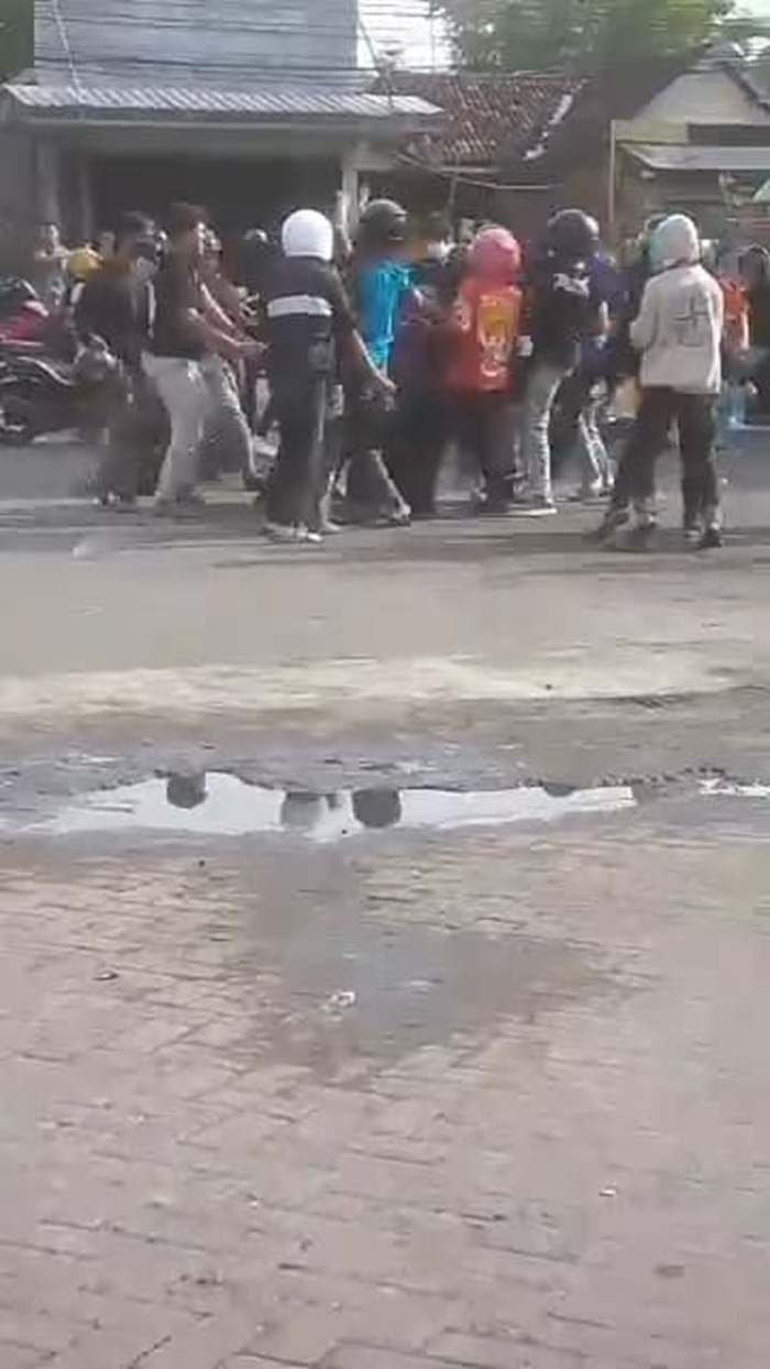 Gerombolan yang diduga dari salah satu kelompok perguruan silat mengeroyok sejumlah pemuda di sekitar SPBU Perak, Jombang di siang bolong (9/2).