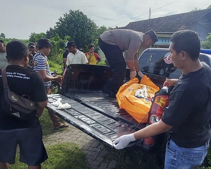 Penemuan jasad seorang perempuan cantik di Saluran Induk Mrican Kanan Menghebohkan warga di Dusun Peluk, Desa Pacarpeluk, Kecamatan Megaluh, Selasa (11/2) pagi
