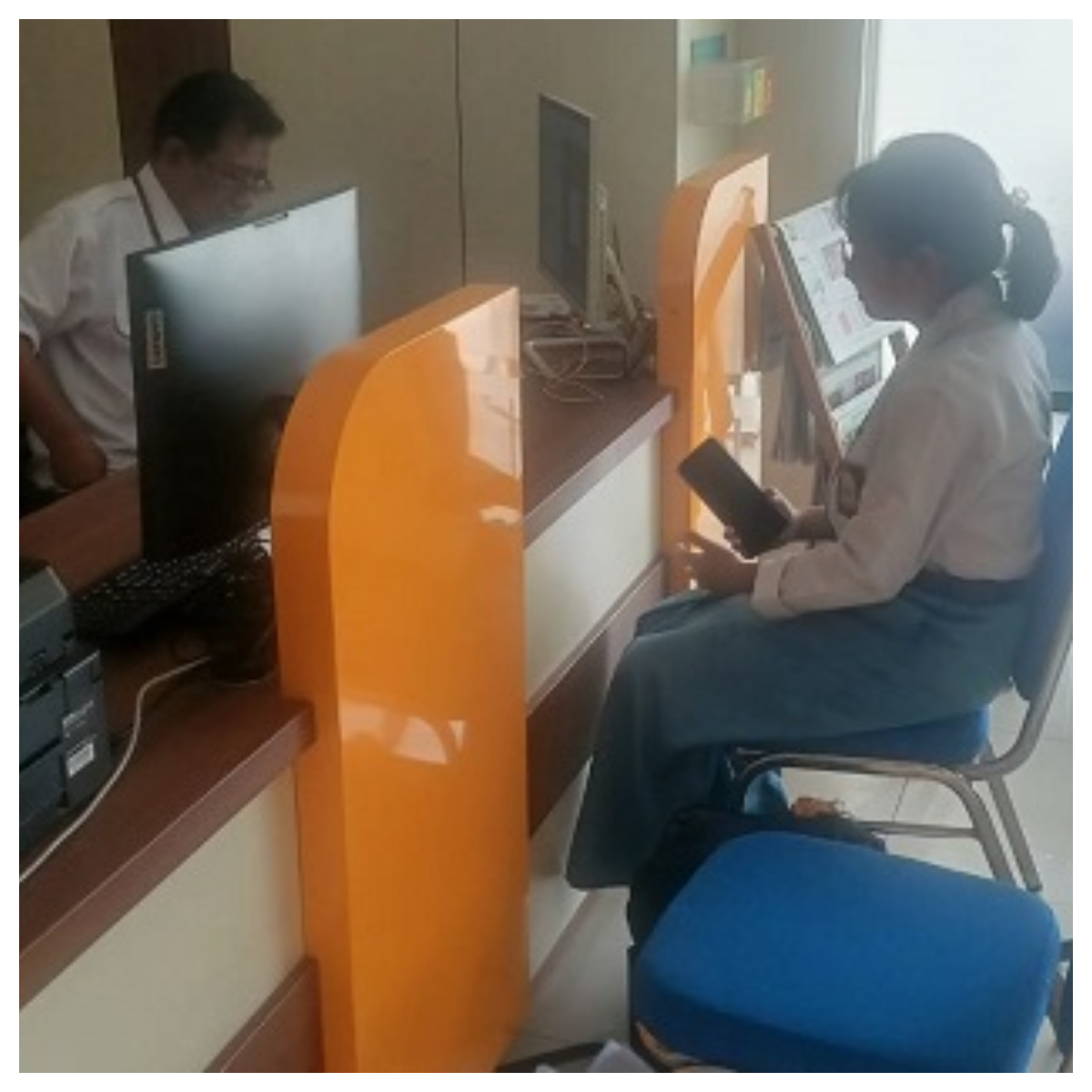 TERTIB: Salah satu siswa mendaftar ke Dinas Sosial Jombang, kemarin (11/2).
