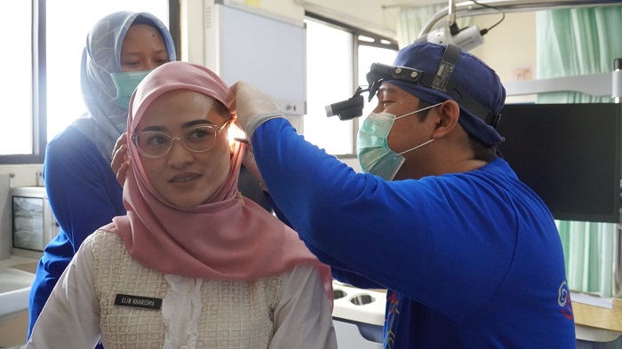 PROFESIONAK: Tim PKRS dalam rangka peringatan hari Pendengaran di Poli THT RSUD Jombang.