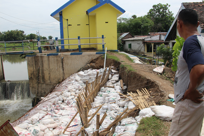 SEMENTARA: Pemasangan sand bag di sayap Dam Balongsono, Desa Talunkidul Kecamatan Sumobito rampung kemarin (10/2).