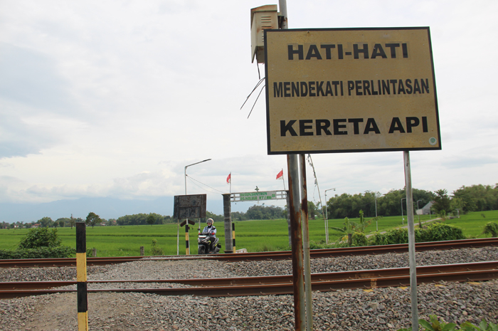 BAHAYA: Warga melintas di perlintasan kereta api Dusun Santren, Desa Nglele Kecamatan Sumobito Jombang (10/2).