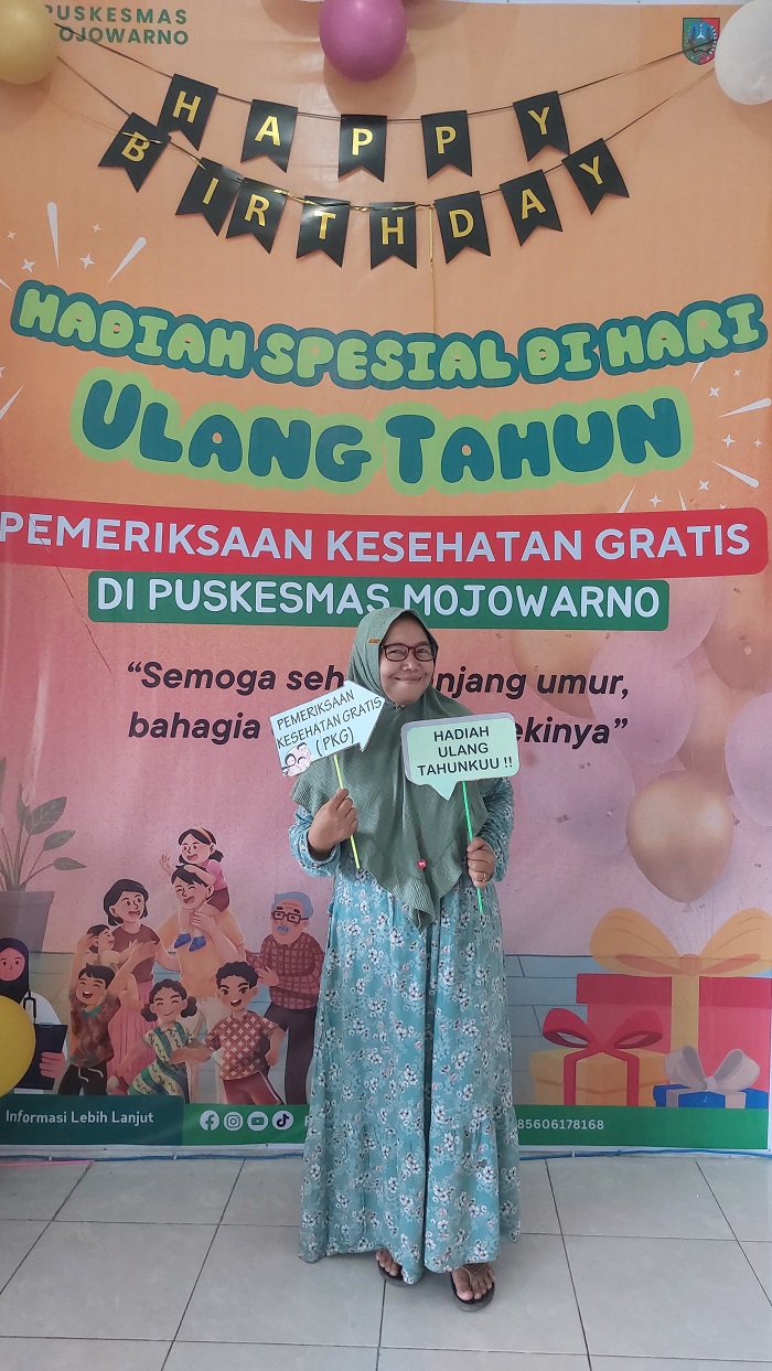 KREATIF: Puskesmas Mojowarno, Jombang menyediakan dekorasi untuk berswafoto program pemeriksaan kesehatan gratis.