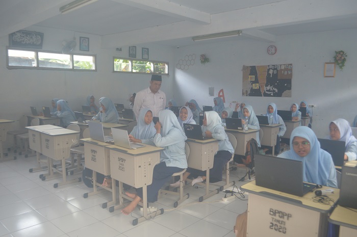 SERIUS: Kegiatan siswa MAN 3 Jombang PP Bahrul Ulum Tambakberas di dalam lab komputer, (22/1).