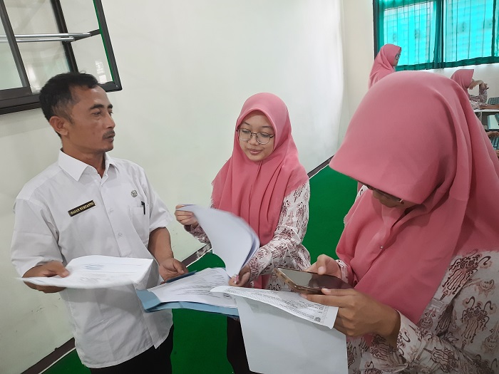SEMANGAT: Guru BK SMAN 2 Jombang, Hasan Nurtanto, saat mendampingi pendaftaran SNBP, Rabu (12/2).