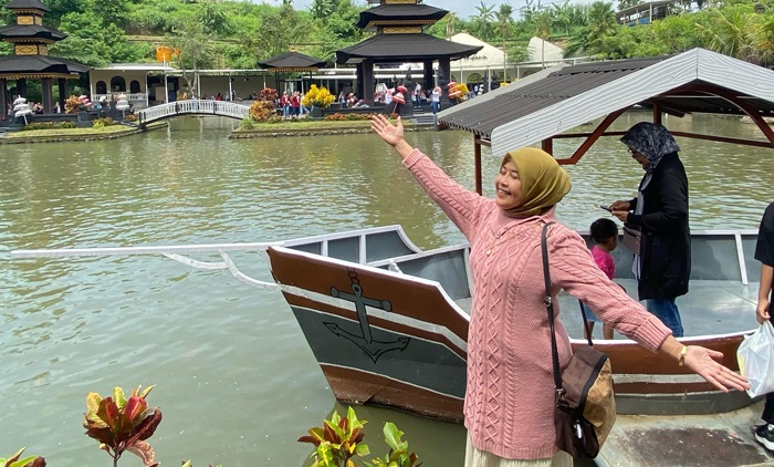 Riska Fimiyana saat berlibur ke Lembah Pandawa Malang