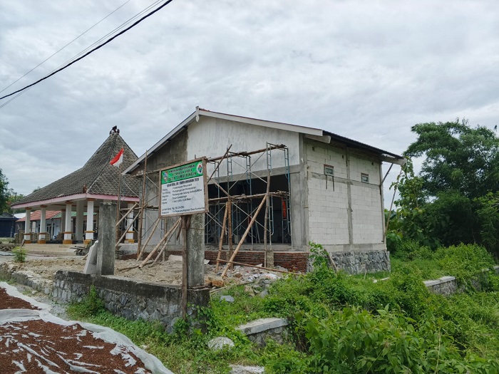 JANGGAL: Dua proyek di Desa Sumberingin, Kecamatan Kabuh, Jombang bersumber DD tahun 2024 belum selesai dikerjakan.