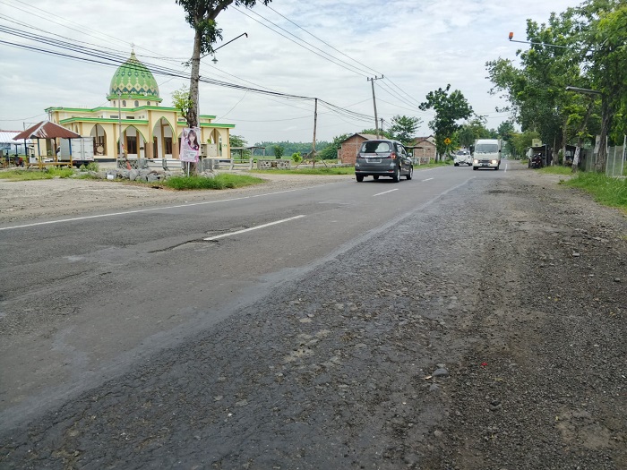 RUSAK: Kondisi jalan provinsi di ruas Ploso-Kabuh, Jombang yang aspalnya merekah dan dikeluhkan warga (12/2).