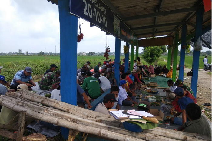 LESTARIKAN BUDAYA: Kepala Desa Pojokrejo H. Nursan membaur bersama warga desa setempat saat acara tradisi keleman di area persawahan Dusun Gudang, Desa Pojokreko, Kesamben, Jombang.