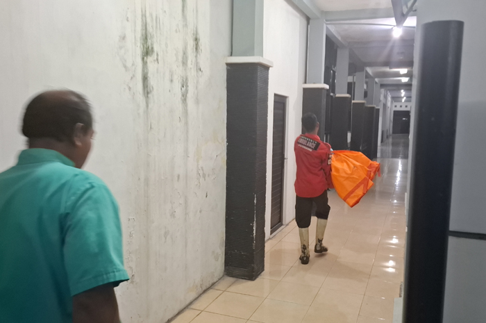 Potongan kepala yang ditemukan di Sungai Ngotok Ring Kanal telah disimpan di kamar jenazah RSUD Jombang.