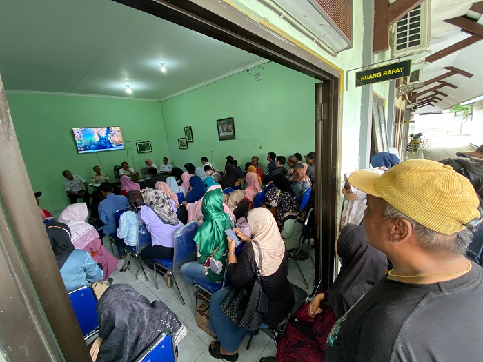 PROTES: Puluhan pedagang kios wisata Makam Gus Dur saat mendatangi kantor Disporaprar Jombang, (12/2).