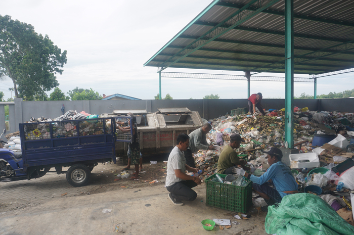 PILAH SAMPAH: Kepala Desa Jogoroto, Sodirin saat meninjau pemilahan sampah bersama petugas KSM Berkah Lestari di lokasi TPS3R.