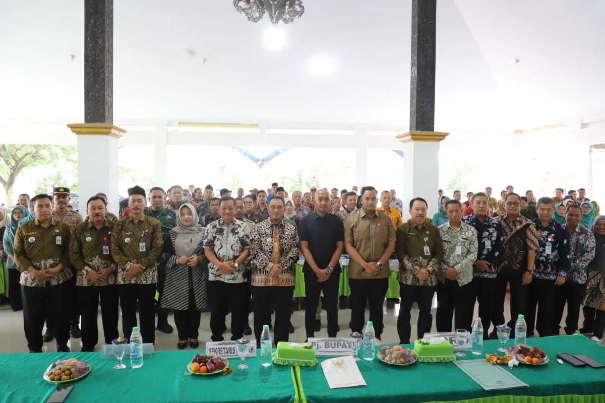 KOMPAK: Pj Bupati Jombang Teguh Narutomo bersama peserta Musrenbang kecamatan di Pendopo Kecamatan Bandarkedungmulyo, Kamis (13/2).