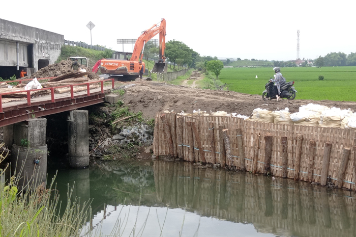 DIPERBAIKI: Tanggul Kali Jombang Wetan di Desa Kedunglosari, Kecamatan Tembelang yang longsor.