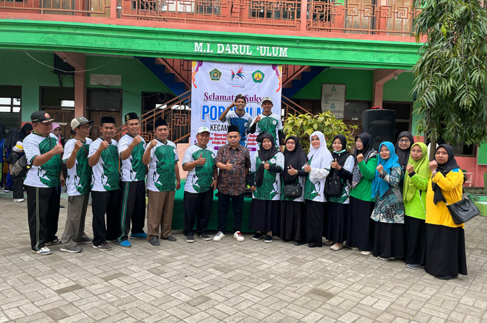 TELADAN: Wakil Ketua DPRD Jombang, HM Syarif Hidayatullah ST MMT (Gus Sentot) saat menghadiri pembukaan Porseni tingkat MI se-Kecamatan Diwek di MI Darul Ulum Mojosongo Diwek, Rabu (12/2).