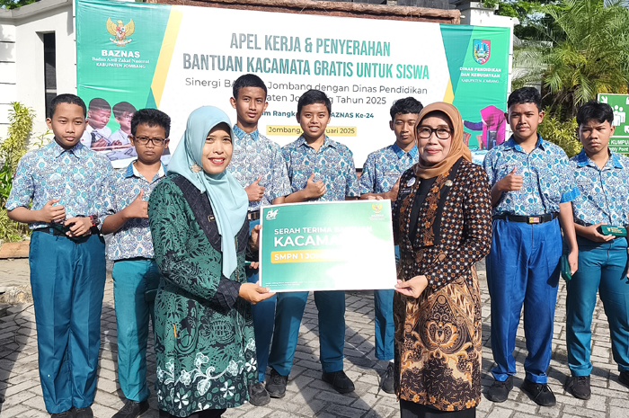 BERMANFAAT: Plh Kepala Dinas P dan K Wor Windari bersama Ketua Baznas Jombang Ahmad Zainuri Lc serta guru dan sejumlah penerima kacamata gratis, Kamis (13/2).