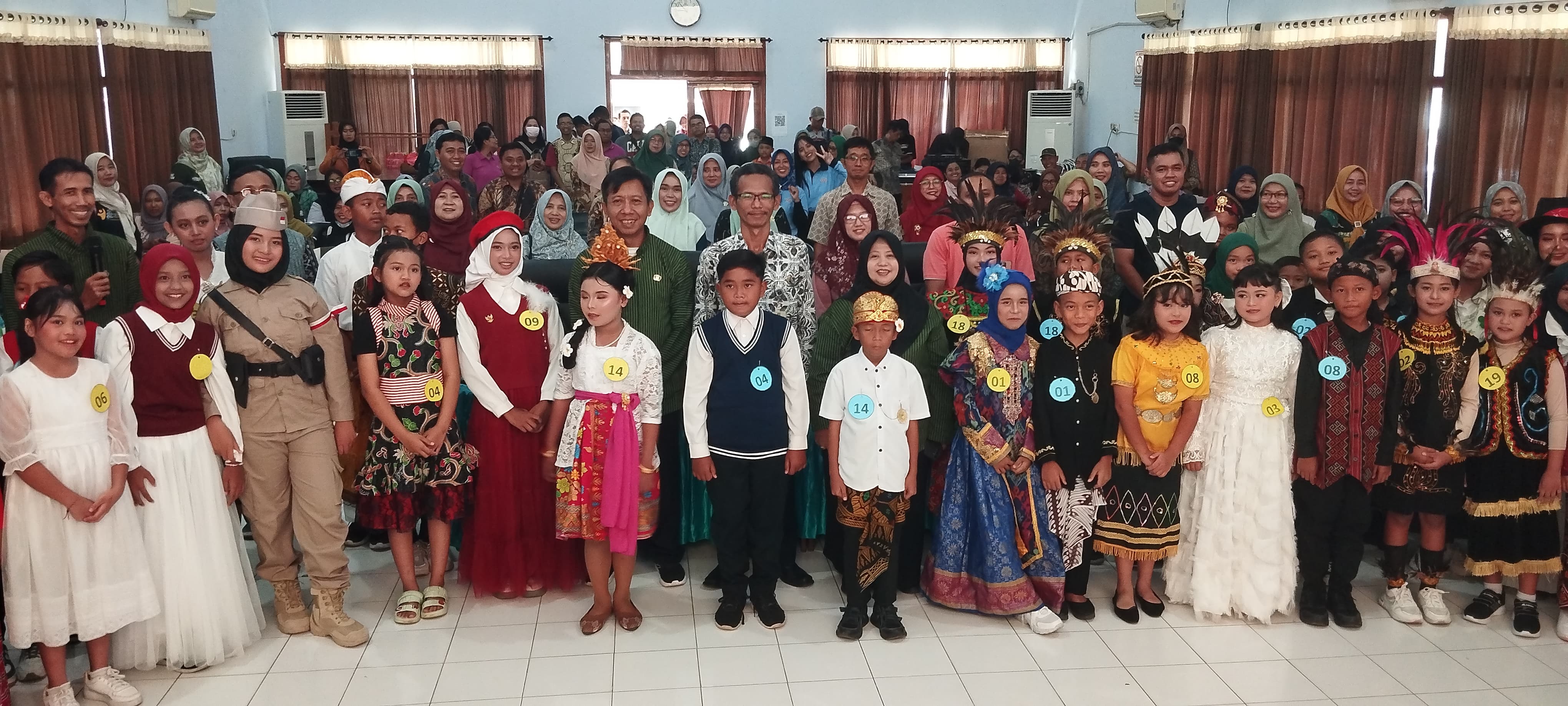 KOMPAK: Plh Sekretaris Dinas P dan K Jombang, Abdul Majid (tengah), Kabid Pembinaan SD, Rhendra Kusuma, dan Kasi Peserta Didik dan Pembangunan Karakter Bidang Pembinaan SD, Supartini, bersama peserta.