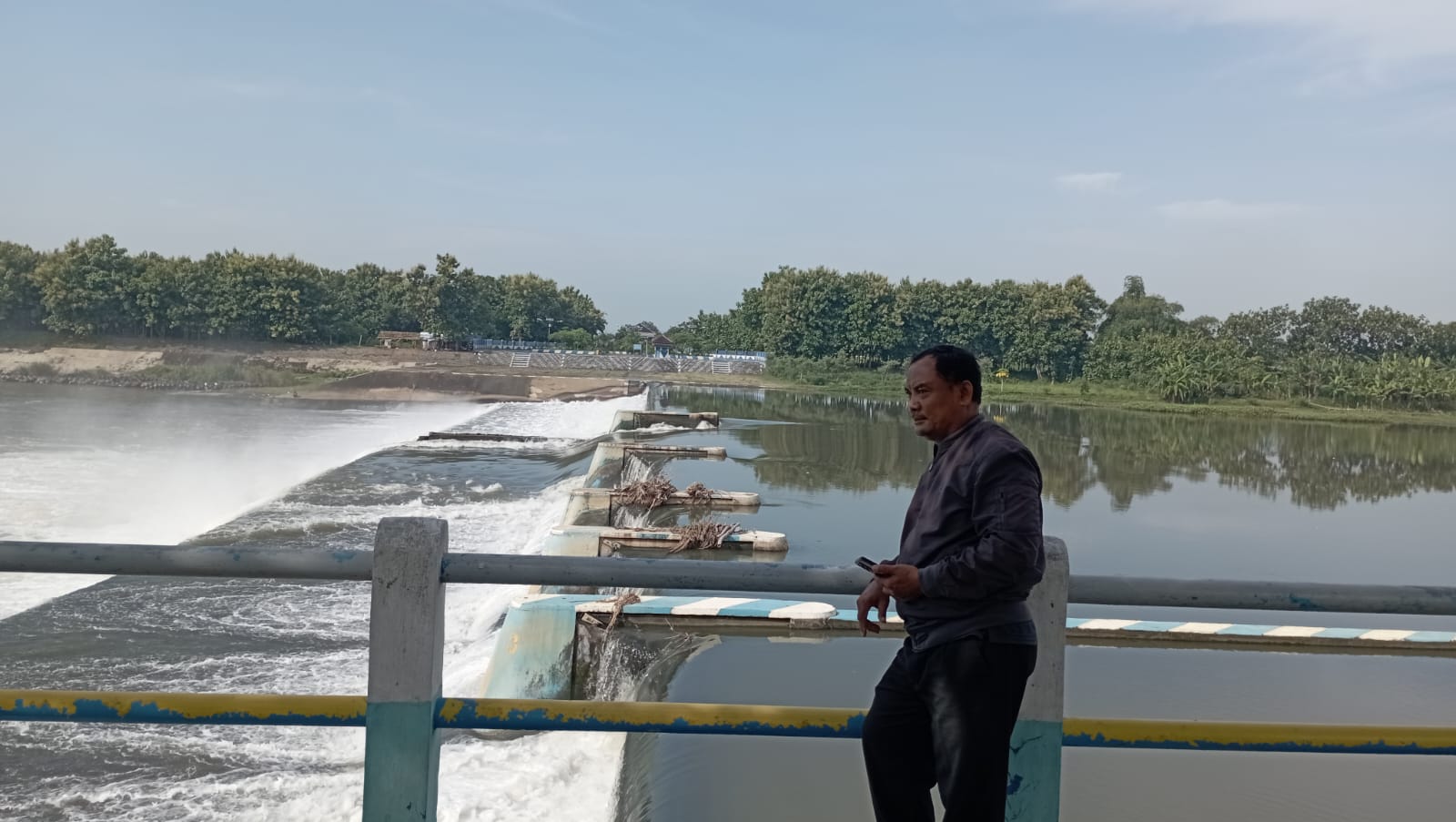 DICEK: Petugas UPT SDA Ploso Dinas PUPR Jombang melakukan cek lapangan ke Bendung Karet Jatimlerek.