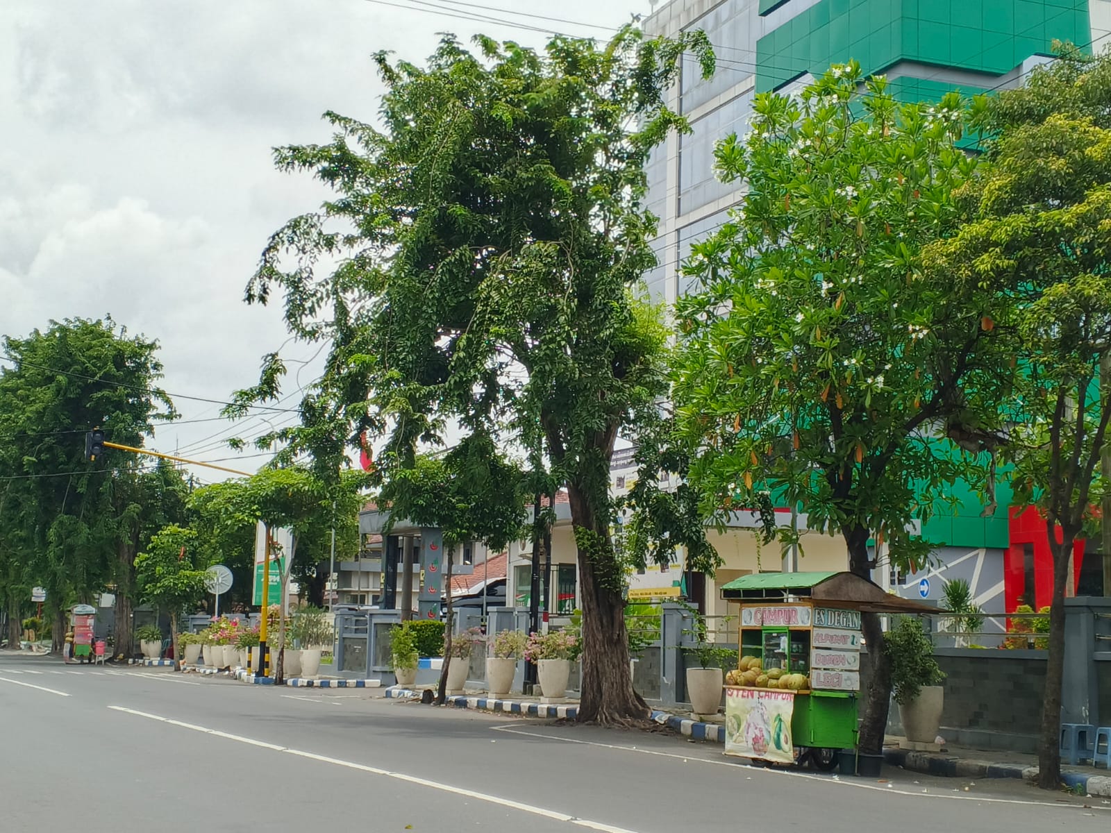 TERDAMPAK: PKL berjualan di trotoar Jl KH Abdurahman Wahid (Gus Dur) bakal terdampak proyek.