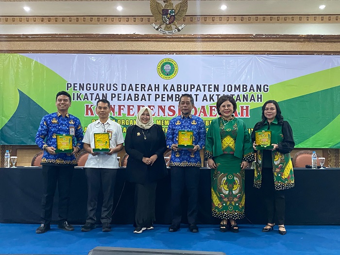 KENANG-KENANGAN: Ketua Pengda IPPAT Sri Hartatik SH MKn foto bersama usai memberikan cenderamata dalam Konferda IPPAT Jombang.