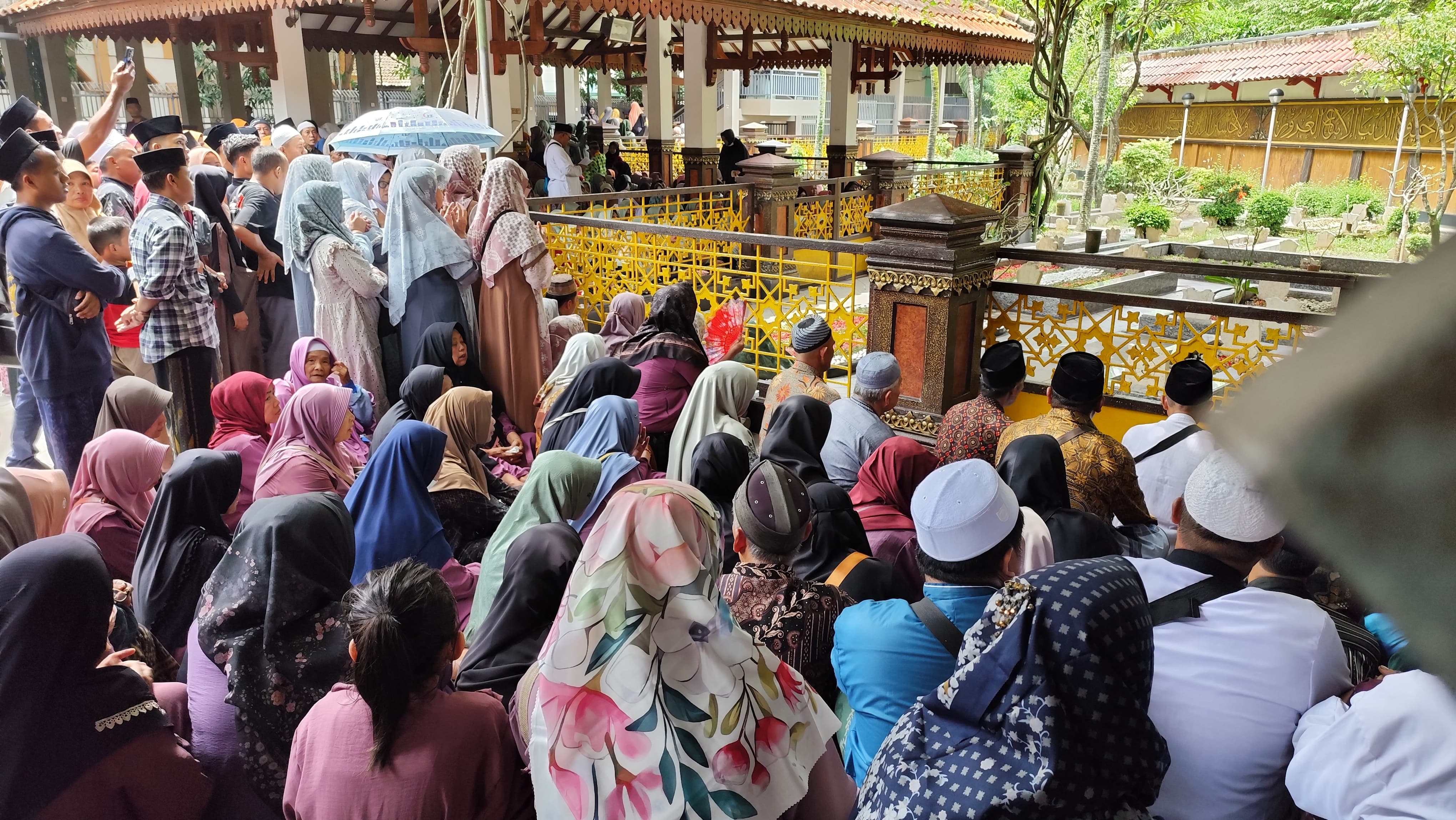 PADAT: Ribuan peziarah memadati makam Gus Dur di kawasan Ponpes Tebuireng, Jombang, Minggu (16/2).