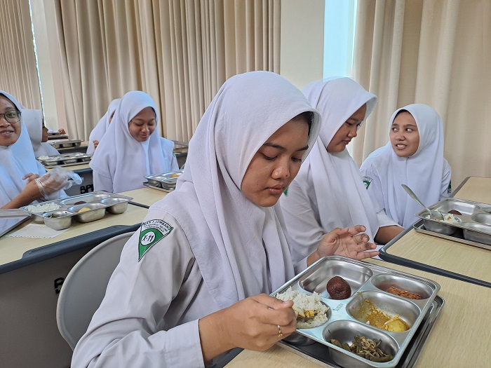 NIKMAT: Sejumlah siswa MAN 3 Jombang mendapatkan jatah makan bergizi gratis mulai, (17/2).