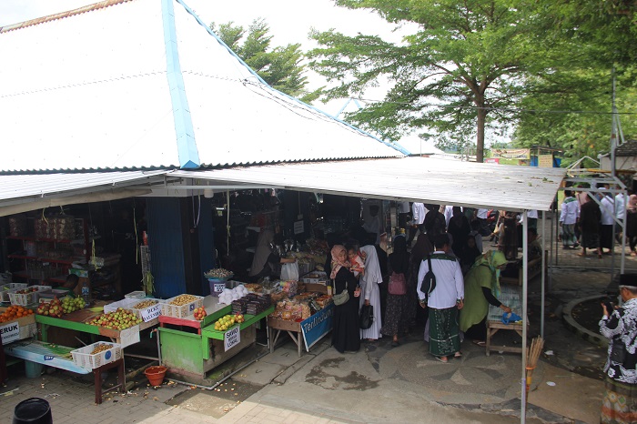 TERLALU MAHAL: Pedagang kios makam Gus Dur Jombang yang berjualan, (17/2).