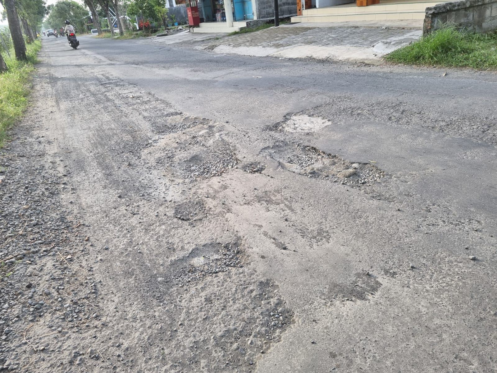 RUSAK: Kondisi jalan kabupaten di Dusun Sumbernongko, Desa Denanyar, Kecamatan Jombang, berlubang dan bergelombang, (15/2).